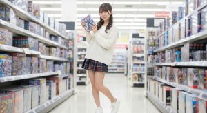 \<img src="h3\_yodobashi.jpg" alt="ヨドバシなど家電量販店のおもちゃ売り場にいるミニスカートの女性"\>