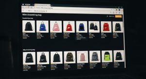 \<img data-src="h3\_07\_amazon.jpg" alt="AmazonでNIKEナップサックを検索した豊富な結果画面"\>