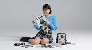 \<img data-src="magazine\_appendix\_unboxing.jpg" alt="smart雑誌の付録のバッグを嬉しそうに開ける、ミニスカート姿の若い日本人女性"\>