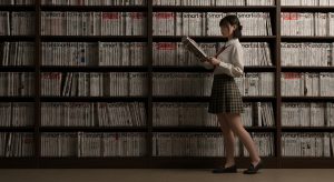 \<img data-src="back\_issues\_search.jpg" alt="専門書店でsmart雑誌のバックナンバーを探す、ミニスカート姿の若い日本人女性"\>