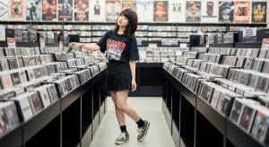 \<img src="h3\_hmv.jpg" alt="HMVやタワーレコードの店内にいるミニスカ姿の女性"\>