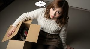 \<img src="h3\_amazon\_rakuten.jpg" alt="通販で届いた箱を怪しそうに見つめるミニスカ姿の女性"\>