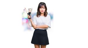 \<img src="h3\_mercari.jpg" alt="メルカリで買った偽物のペンライトを見て怒るミニスカ姿の女性"\>
