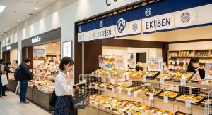 <img data-src="h3_kaisatsunai.jpg" alt="新潟駅の改札内、新幹線乗り場近くの売店で駅弁を探す女性">`