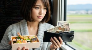 <img data-src="h3_price.jpg" alt="駅弁の値段を考えながら財布の中身を確認する女性">`
